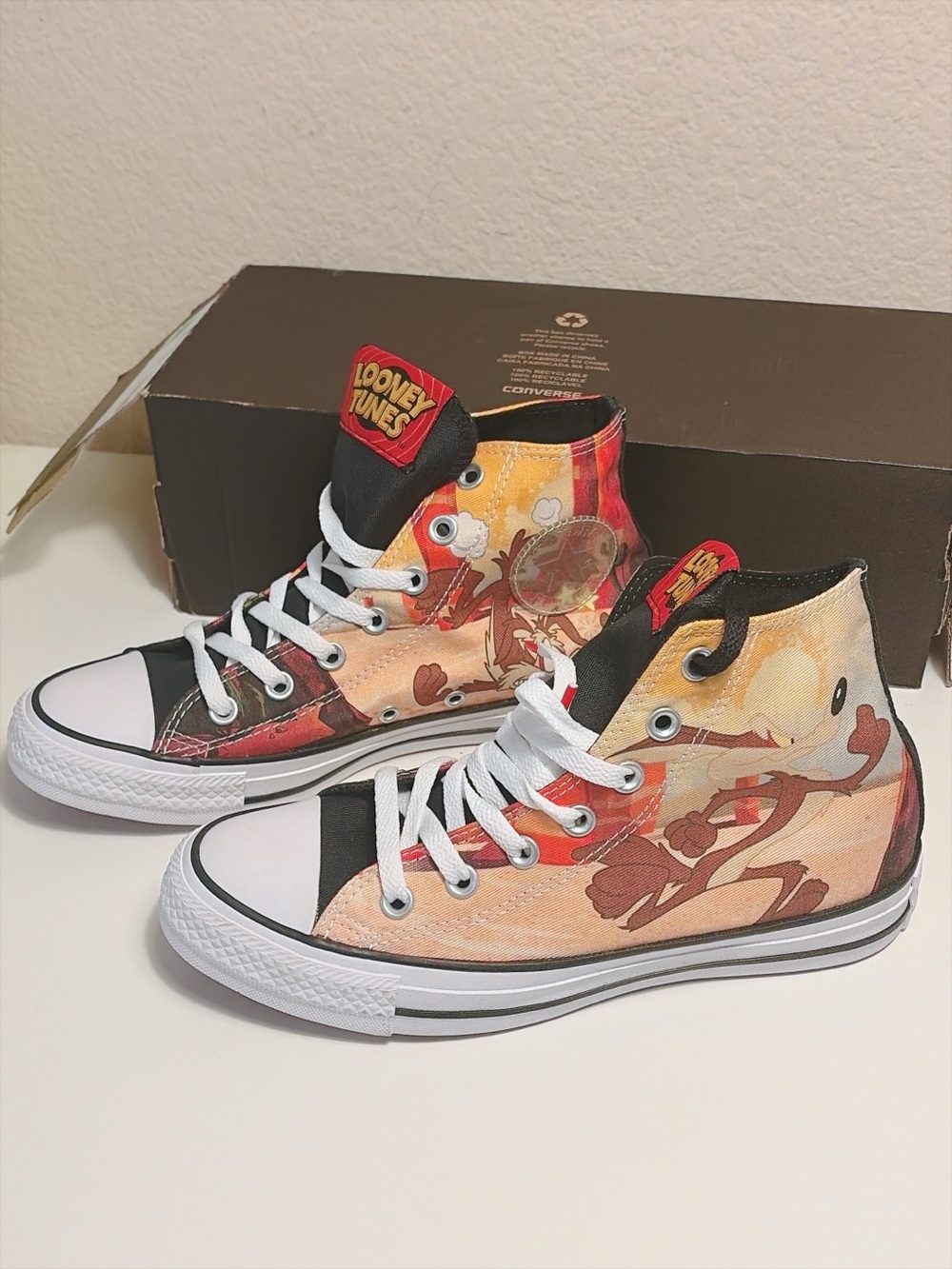 Converse x Looney Tunes Chuck Taylor All Star High Top Shoes W7 New No Full Box - Picture 3 of 13